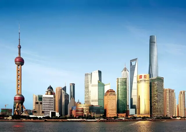 2003年陆家嘴震旦国际大楼落成，黄浦江边多了一道金色的风景。