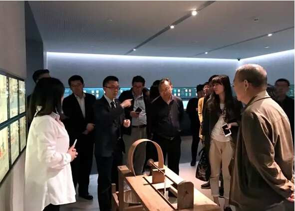 嘉宾们在震旦博物馆了解玉器的制作过程-广东震旦分享
